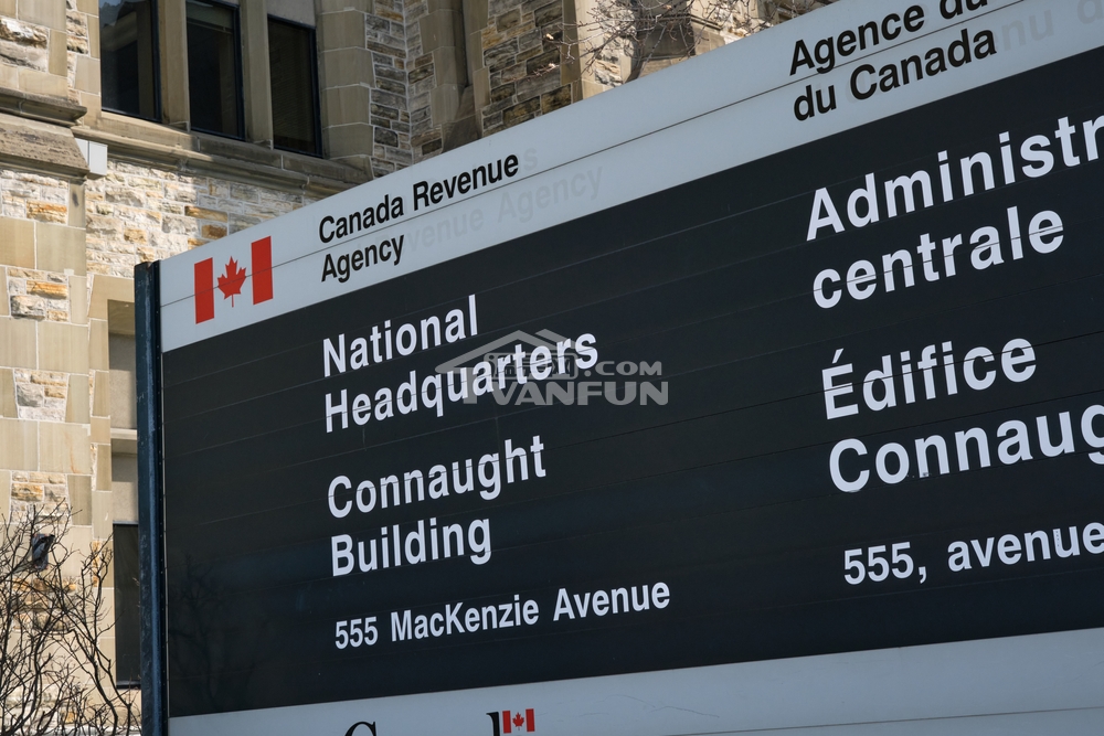 在2020年3月6日至2021年8月31日期间，加拿大反欺诈中心(CAFC)收到了超过2.47万份与CERB有关的身份盗窃报告。据估计，只有一小部分欺诈受害者提交了报告，因此实际数字可能更高。盗窃者侵入了受害者的CRA账户，更改银行信息然后获取了上万元的加拿大紧急响应（CERB）。而一分钱未领取过的受害者，每逢报税之际，都将是他们一次又一次的噩梦之日。来自安省的一位受害者两年里就一直承受着这样的困扰。当他第一次和妻子开开心心搬入汉密尔顿的新家时，邮箱中忽然出现的一封信再次打破了他们安宁...