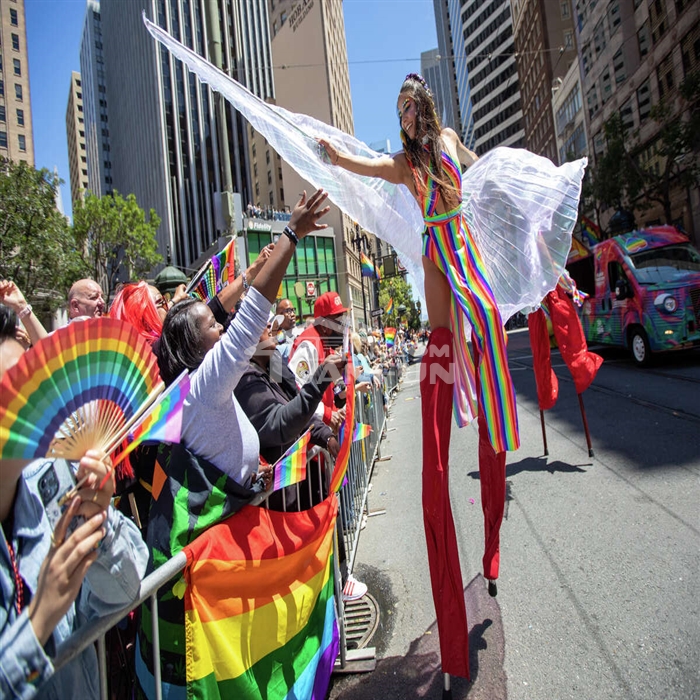 在疫情期间，全球几乎所有的大型城中盛事都停办或者延期，其中包括一些著名活动，比如PrideParade自豪大游行。如果你还不熟悉何为自豪大游行的话，可以先看一段简介：自豪大游行，是LGBTQ群体（包括男女同性恋、双性恋、跨性别、双性人）为了支持自己的权益所举行的游行庆典，一般会在每年6月或者7月进行。与其说是城中盛事，倒不如说是全球盛事：全球近三分之一的国家会参与到自豪游行中，最鼎盛的时候能总计吸引上千万人参与，规模空前。热度最高的自豪游行，是在巴黎、伦敦、纽约、洛杉矶、温哥华、多伦多...