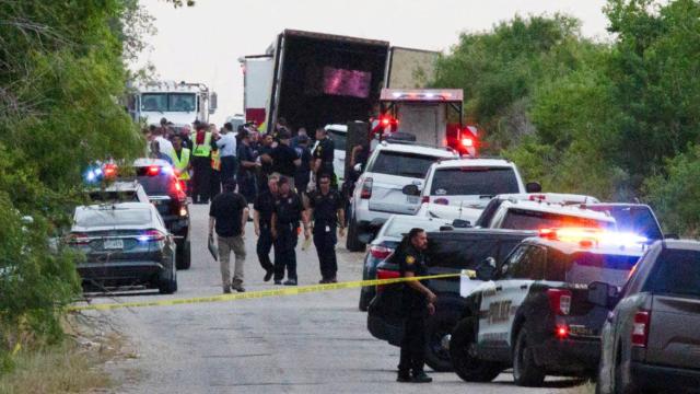 就在昨天，美国得克萨斯州圣安东尼奥远郊的乡间小路上，一位执法人员拦下了一辆形迹可疑的集装箱卡车。当打开车厢后，眼前的一幕让执法人员惊骇不已：里面居然藏了将近70人，而其中的50人已经没有了生命迹象，只有4名儿童在内的16人还活着，而且有些人已经奄奄一息！圣安东尼奥消防队长查尔斯立刻发现了问题所在：“这些人是被活活热死的！得克萨斯州正在经历热浪侵袭，当时的室外温度接近40摄氏度。在这种环境下，普通人待上十分钟恐怕都要热到难以呼吸，更何况是70人挤在一起，这些人经历了怎样的痛苦，可想而知。...