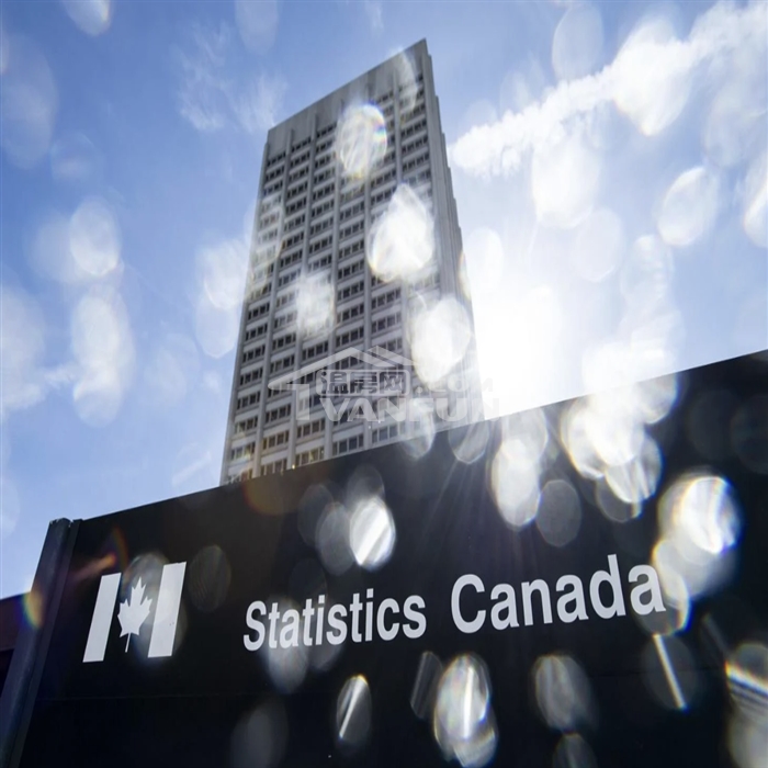 根据加拿大统计局（StatisticsCanada）的月度消费价格指数数据，加拿大1月份的通货膨胀率从12月份的3.4%放缓至2.9%。加拿大统计局称，总体CPI下降的主要原因是汽油价格同比下降，从上个月的1.4%下降到1月份的4%。统计局称，除汽油价格外，1月份总体消费价格指数从12月份的3.5%增长率下降至3.2%。尽管自2022年6月的8.1%高峰以来通胀率已显著回落，但其仍旧高出央行设定的2%目标水平。在住房市场方面，经过四个月的连续下跌后，1月份房屋销售量实现了连续第二个月的...