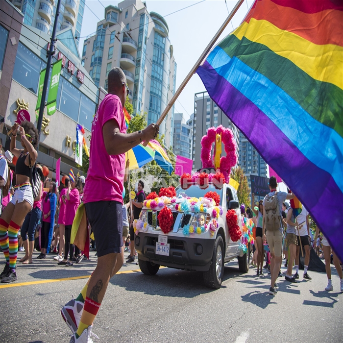 开先河！加拿大这城市禁止彩虹旗！保守党领袖表态：“男就是男，女就是女”