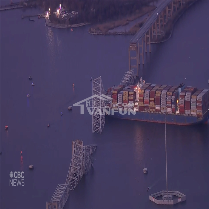 今天凌晨，一艘大型集装箱货船撞上了美国巴尔的摩市的一座主要桥梁，导致大桥当场断裂倒塌。事故发生时正在桥上的一些车辆和施工人员落水，截至发稿前，仍有6人下落不明。撞击前货船诡异断电起火有现场拍摄的视频资料清晰记录了撞击的过程，显示货轮在撞击大桥前全船灯光两次熄灭后又亮起，船体中后部也冒出滚滚黑烟。货船原本沿既定航道直线前进，在接近大桥时，原本亮着的灯光突然熄灭，整条船变得漆黑一片，数秒钟之后，照明恢复。但随后灯光再次熄灭，船体中后部冒出黑烟，船头也开始偏离航向。当灯光再次亮起时，方向偏离...