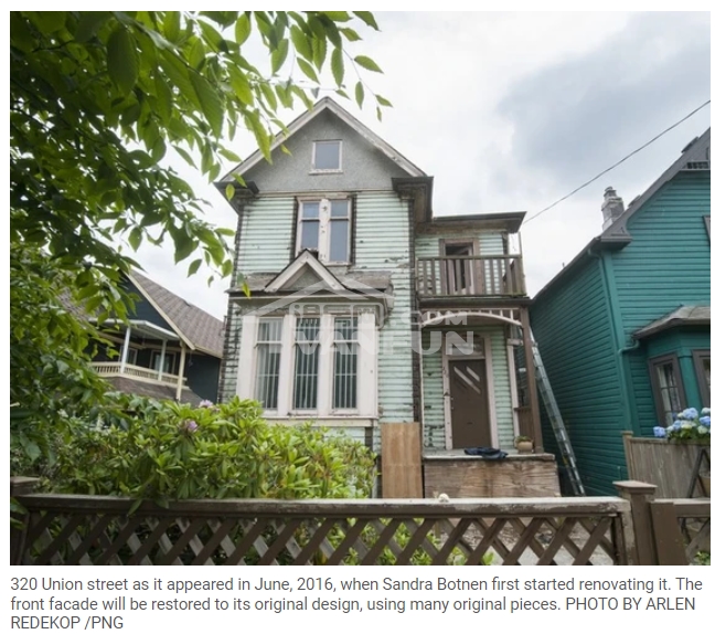 在大温翻修个房子需要多少钱？当温哥华居民SandraBotnen在2016年开始翻修Strathcona社区位于320UnionSt.上一座破旧的老房子时，她只以为需要花费$15万-$20万元。然而，8年过后，她还在忙活，却已花费超过$100万元——“多亏了”温哥华市繁杂的房屋法规。Botnen现在的计划是修复前这栋1895年的老房子，并将其改造成可供7位艺术家负担的经济出租房。她还在后面为自己建造一座3居的房子。Buff叠满的老房子Botnen在翻修前已经空置了该房产10年，部分原因...