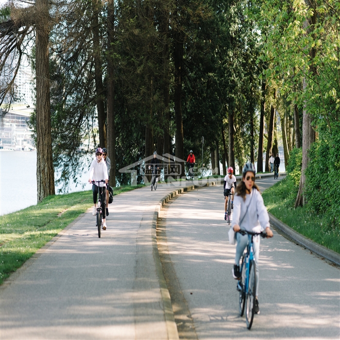 关于温哥华交通的话题总是有很多，比如天车是否不够、UBC天车是否会建设；比如兰里的一号公路什么时候才能拓宽，避免无休止地堵车；再比如步行街区会不会变多……有一种交通类别可别忘了：自行车、自行车道。虽然有定期骑车习惯的华人在温哥华不算很多，但毕竟很多早就移民到温哥华的华人，年轻时在国内多多少少骑过车，有的人则是年复一年依靠骑车上下班、上学放学。温哥华到底是不是一个适合骑车的城市？在各大网站、论坛上，最近再次引发激辩。激辩的诱因其实不在于骑车本身，而是在于自行车道：喜欢骑车的人，会认为温哥...