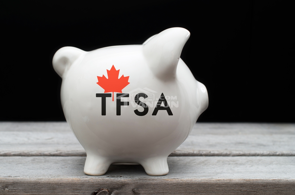 今年早些时候，加拿大税务局发布了一篇《关注你的免税储蓄账户（TFSA）——保持在限额内！》的新闻稿，再次提醒加拿大人不要在账户内超额存钱。加拿大居民的TFSA限额是累积制的，从18岁那年开始计算。TFSA账户的当前额度由3部分组成：年度TFSA限额；前几年未使用的额度；减去前几年账户中的取款（转移到另一个TFSA账户的部分不算）。例如，您2024年度的TFSA限额是$7000元，如果从2009年起满18岁且一直是加拿大居民，并且从未在账户中存过钱，那么2024年的累积限额可能高达$95...
