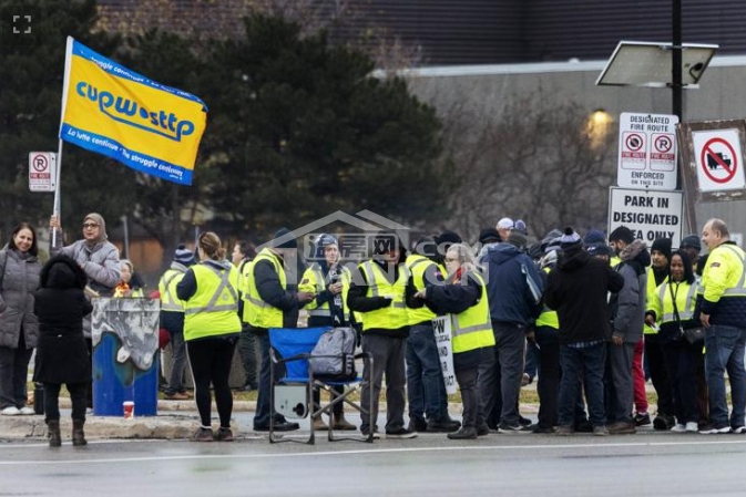 就在今天凌晨，加拿大邮政（CanadaPost）工人工会（CUPW）的“72小时最后通牒”生效，由于CUPW和加拿大邮政仍然没有达成新的薪资协议，罢工正式开始！此次罢工波及全国，截止到今天早上，已经有多达5.5万人参与罢工，而加拿大邮政全国工人人数也不过7万人，有将近80%参与罢工，影响可想而知。大家熟悉的另一家邮政公司Purolator也属于加拿大邮政，Purolator员工已经表态“不再处理加拿大邮政的包裹”。Purolator的员工总数接近1.5万人。CUPW在最新声明中表示：“...