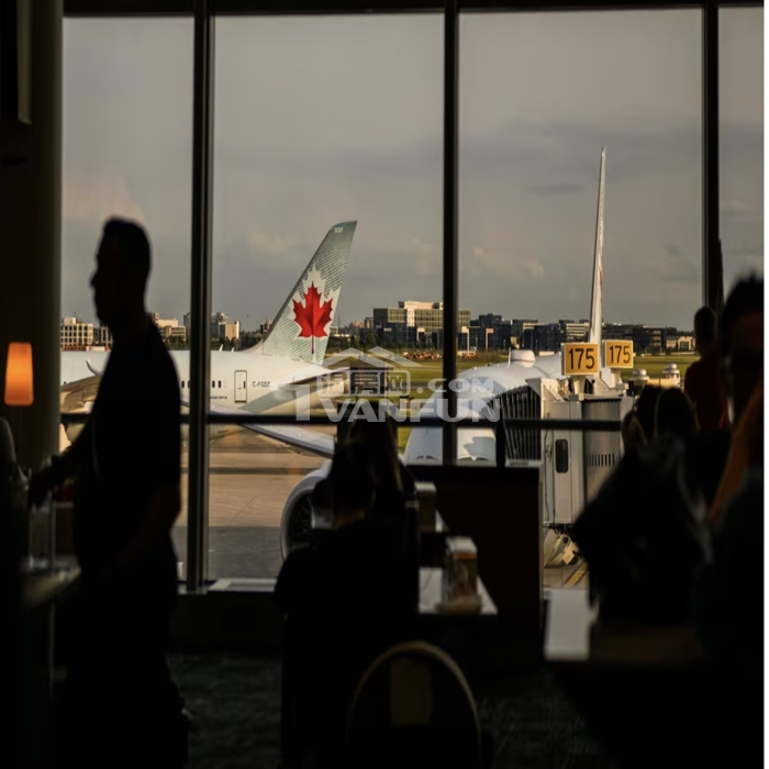 据CBCNews报道，安省的一对老夫妻投诉加拿大航空(AirCanada)无故取消了他们的返程航班，价值$5000刀的飞行积分竟被陌生人挪用、购买了飞往东京的商务舱机票。更令人气愤的是，事发后，加航将责任归咎于当事人。BillandSandraBarlow夫妇为了中南美洲旅行攒了一年多的钱。这次旅行也是为了庆祝Bill75岁的生日，所以夫妻俩“豪掷”$5000刀（旅行积分+现金）预订了加航的商务舱往返。旅程一直很愉快，直到他们准备返程的前两天，当他们致电加航查询航班时，却被告知“有人取...