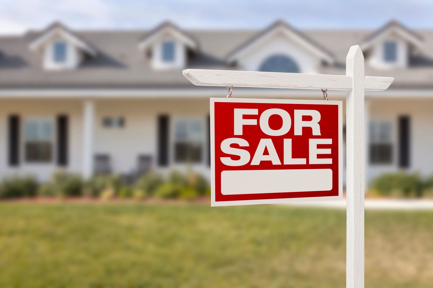 昨天，大温地产局（GreaterVancouverREALTORS®，GVR）发布了5月份的销售报告。总体来说，买家观望气氛仍然浓厚，同时库存进一步累积，创出最近十年来的新高。独立屋销量环比涨13.15%5月份大温MLS上共售出2228套房屋，比4月的2163套增长3%，但同比减少18.5%，且比5月的十年均值少30.5%。其中，独立屋售出654套，比4月的578套大幅增长13.15%，但同比减少22.7%；公寓售出1087套，比4月的1130套减少3.8%，且同比减少18.8%；城市...