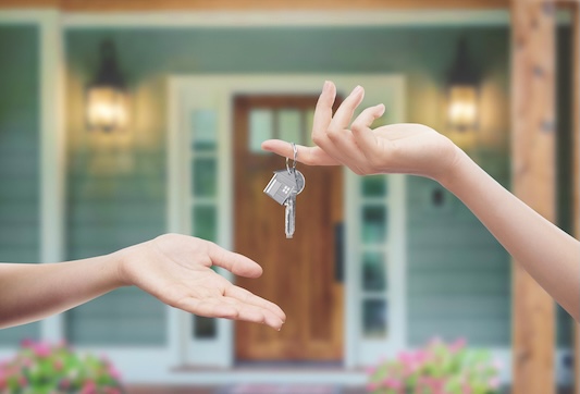 日前，Rentals.ca发布了2025年6月份的租金报告，汇总了今年5月份加拿大各地的租金情况。5月份，加拿大平均租金同比下降3.3%，至$2129元，比上个月上涨了$2元。数据现实，在全国60个城市公寓租金榜单中，北温持续超越温哥华成为全国租金最贵的城市。全国前五均在大温，多伦多继续下降一名，位居第八。温哥华1卧户型租金在涨就1卧室户型来说，北温、温哥华和本拿比的平均租金同比下降，其中只有温哥华的环比上升。相比之下，大温的其他租赁热门城市，比如新西敏（第15名）、兰里（第19名）和...