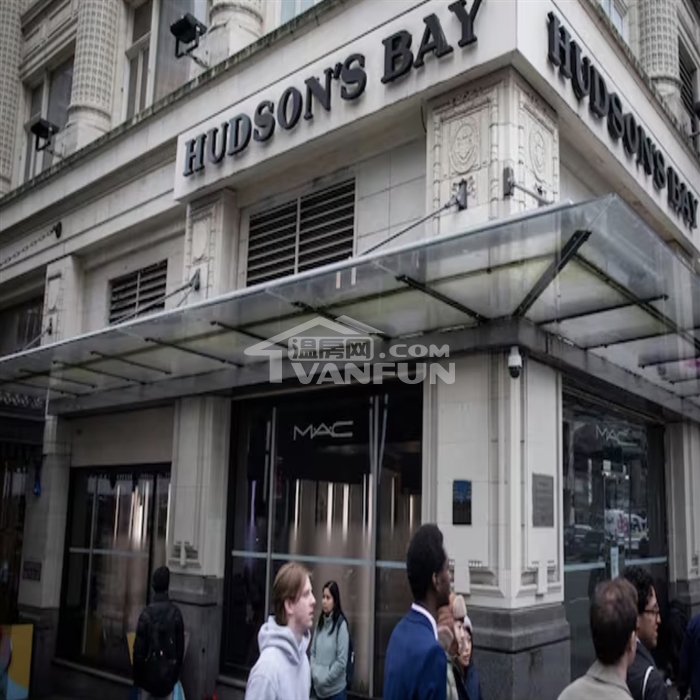 据TheGlobeandMail报道，近日法院批准了CanadianTire以$3000万元收购Hudson’sBay的知识产权资产的交易，这也意味着这家355年的老店必须在交易完成后的45天之内更改自己的名称。据报道，Hudson’sBay将在下周向法院申请批准更改旗下多个公司实体的名称。这也意味着，当这家加拿大历史最悠久的零售商彻底退出市场时，其名字也将一并消失。虽然法院文件还没披露Hudson'sBay的新名称，但已明确指出，新名字不得是像“Hudson’sBayComp...