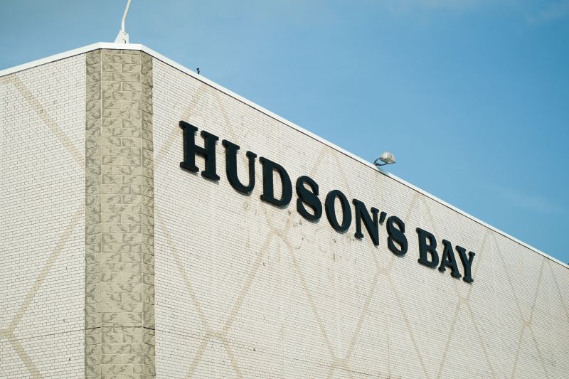 据DailyHive报道，法院指定的监管机构已正式建议批准哈德逊湾公司（Hudson’sBayCompany，HBC，俗称TheBay）与BC省华人女富豪刘伟宏（RubyLiu）旗下公司CentralWalk的租约转让协议。HBC重组事务的监管机构、知名管理咨询公司Alvarez&MarsalCanada昨天提交的第五份报告确认，经过广泛的市场调研和营销工作，转让BC省三家零售门店租约是“对债权人最有利”的结果。据本周早些时候的报道，刘伟宏的CentralWalk公司将回购三家...