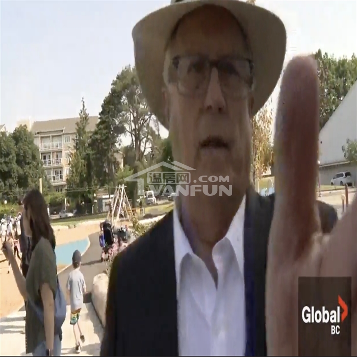 据GlobalNews报道，列治文市长MalcolmBrodie在昨天(周二)出席公开活动时，情绪失控，抢走了记者的相机。事发时，GlobalNews正向Brodie询问奥林匹克椭圆速滑馆和市府官员在2022年赴欧洲公费旅行的情况。视频画面中，Brodie原本笑容可掬地和与会人员合影，亦轻松面对摄像镜头。听到记者的问题后，突然冷脸，伸手阻挠镜头，画面一度混乱。只听画外传来“你在干什么？”的连声追问。随后，Brodie扭头离开。列治文市议员不知欧洲行，8人花费近$8万2022年，包括列治...