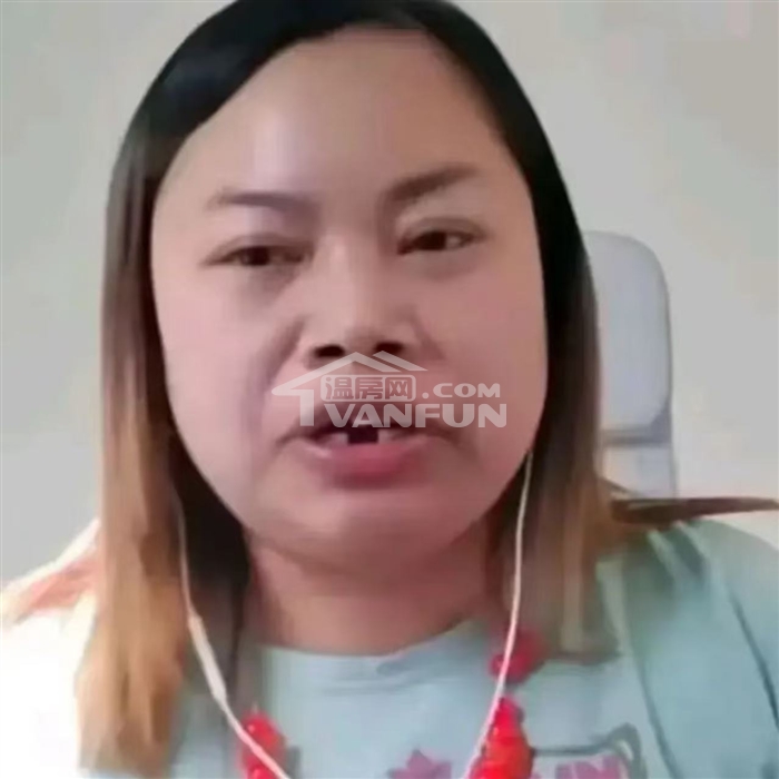 近日，一位知情人士突然在社交媒体爆料：“凤姐在美国被捕，正在等待遣返。”该文章发布于6月20日，这位博主发帖称：“我去咨询了在美的消息人士，有人说她可能是躲了，因为现在，走程序的移民申请人只要被发现，一定会被捕。去看了下她的推，最后一次更新是6月15日，已将近5天没更新了。但愿凤姐没事。”凤姐到底有没有绿卡？此消息一出，网友们纷纷震惊：“凤姐不是早就去了美国？怎么还没拿到身份？”事实上，关于凤姐是否已获得绿卡，早在很久以前就引发过一波热议。在她十年前接受《纽约时报中文网》采访时，凤姐曾...