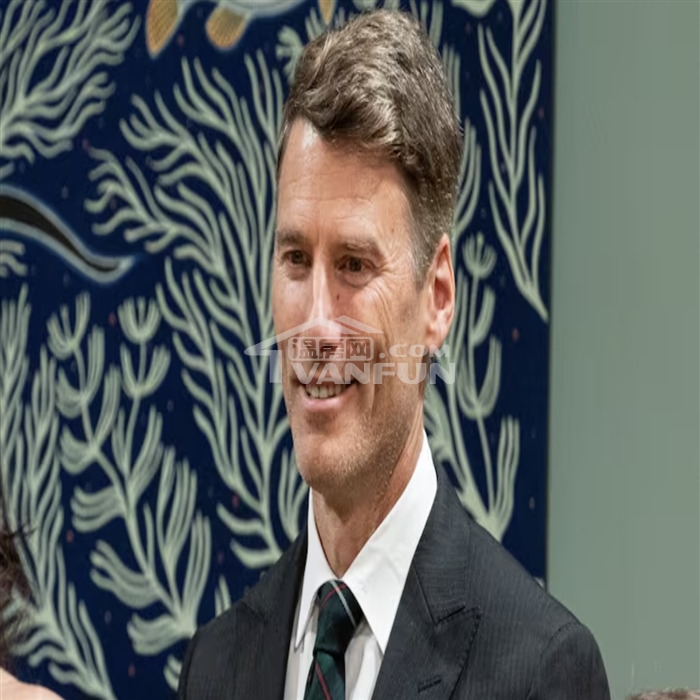 根据VancouverSun报道，加拿大住房部长、前温哥华市长罗品信(GregorRobertson)在本月国会中遭保守党批评，隐瞒个人资产。保守党议员ScotDavidson指出，罗品信现在正坐拥千万的地产帝国，包括托菲诺（Tofino）、斯阔米什（Squamish）以及英吉利湾（EnglishBay）的豪宅。罗品信在之前接受媒体采访，当记者问他是否认为房价需要下跌时，他回答说：“不，我们需要提供更多住房供应，确保市场保持稳定。”而如今这一切看起来都更加讽刺。Davidson表示：“...