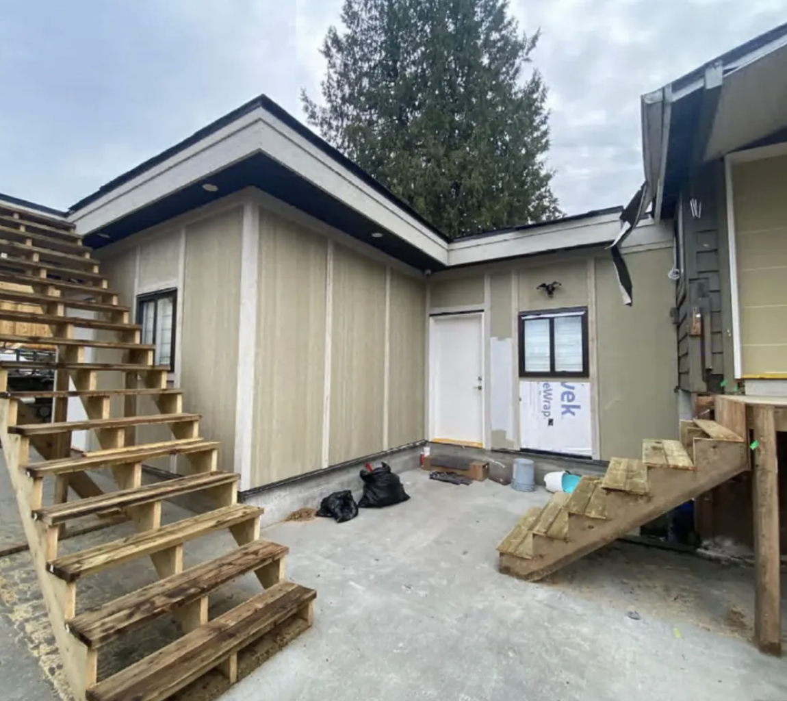 近日，素里市政府对未经批准就开建、还被住人的独立屋下了重手！据VancouverSun报道，这栋位于素里西北部9700TownlineDiversion的房屋，自去年底起，就引发了市政部门的密切关注。业主在未获任何许可的情况下，私自在后院建造了两个二级套房、一个屋顶露台和两个遮雨棚。要知道，这在素里可是明令禁止的行为。建造途中，执法人员先后上门检查好几次，还给房主开了七张罚单，但房主完全当耳边风，照盖不误。眼见房主置之不理，市政府直接将房主发出违规通知。在上周一的特别听证会上，素里市检...
