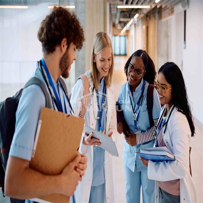 近年来，越来越多的加拿大高中生开始瞄准英国和美国的顶尖大学，希望跻身哈佛、耶鲁、牛津、剑桥等世界一流名校行列。然而，面对录取率不到5%的超级名校，仅仅有高分并不足够。那么，这些世界顶尖学府究竟真正看重学生哪些特质？对于来自加拿大教育体系的申请者，又该如何发挥自身优势，打动招生官？学生的父母是否必须拥有强大的家庭背景？学习成绩是否必须排名全校前三？普通家庭又该如何规划和准备？是否需要提前一年甚至更早就开始申请布局？如果没有特别突出的专长，又该怎么办？为了帮助温房网粉丝更深入了解名校录取逻...