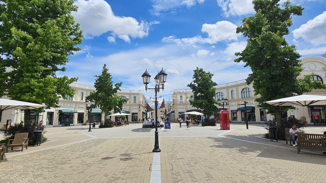 在近日，温哥华机场旁边的大型购物中心McarthurGlenDesignerOutlet，也就是大家熟悉的机场奥莱，正在进行开业十周年的购物节活动。比起购物节期间的折扣，大家可能更关心温哥华机场奥莱的下一个十年，会迎来怎样的发展，是否能跻身世界一线奥特莱斯行列，让温哥华也能成为购物体验一流的城市。奥莱的东北部，将会开启第三期建设温哥华机场奥莱第一期面积为24万平方英尺，总共有70家商铺和餐饮，但当时只有Armani这一个一线铭牌；温哥华机场奥莱第二期于2019年8月开业，面积新增了8....