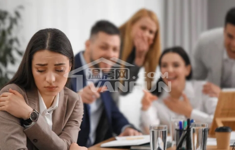 近日，一位大温华人女士在社交媒体上发帖求助，称自己在大温的一家华人小公司工作期间，不仅遭到同事打压，甚至还被人持铁管殴打，因此向网友寻求帮助。据博主描述，涉事老员工平日里经常拉帮结派、搞小团体，对新员工尤其排斥。事发当天，博主正忙于一项较为复杂的工作，期间该老员工又指使她去做其他任务。博主的一番好心解释，不但没被理解，反倒被老员工诬陷成“推卸工作、不配合”。老员工还夸大其词、向上级打小报告。结果公司经理找博主谈话，博主也只能无奈出示了自己的工作内容以作解释。然而，事情并没就此结束。接连...