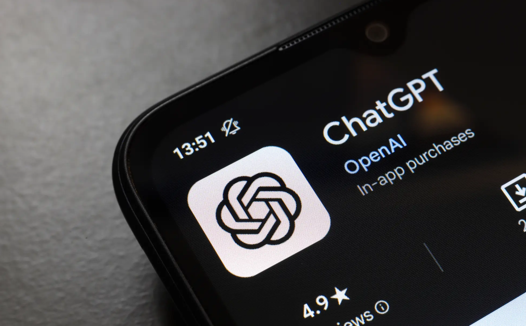 你分享过的ChatGPT对话，可能正在被全网围观。近日，OpenAI紧急关闭了一项功能，原因竟是近4500条私密聊天记录已被谷歌公开收录。而大多数用户对此毫不知情！其实，AI模型到处抓取数据训练自家模型，早就不算新闻了。可谁能想到，自己和ChatGPT的私密对话竟然能通过谷歌搜到——这也太让人背脊发凉了。ChatGPT的隐私设计缺陷据FastCompany报道：“谷歌站内搜索能找出近4500条对话记录，虽然大部分不涉及个人信息”。在ChatGPT中，如果你选择分享对话时，手滑点了那个“...