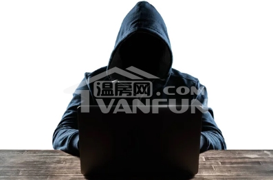 日前，一位多伦多华人网友在社交平台上复盘了自己遭遇的电信诈骗经历，骗子冒充中国警察，手法逼真，让她差点信以为真。这位网友回忆说，自己接到一个来电显示为TorontoPolice的电话。对方自称警察，声称她的身份信息不当，遭遇泄露，要求她向中国警方报案并获取一个回执单。随后，多伦多的假警察还“贴心”地帮她转接到了假福州警方的报警电话。接通后，一位自称“高警官”的人告诉网友，报案的正常流程本应回国录口供。但考虑到她身在海外，可以破例在一个无人、无电子设备干扰的地方进行线上笔录。套路环环相扣...