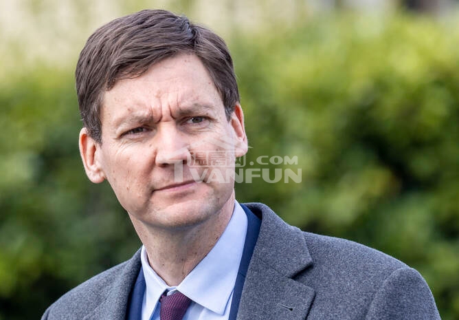 在最新一次的BC省选中，NDP惊险击败保守党成功连任，省长尹大卫（DavidEby）已经被很多省民看衰，认为他的下一个任期前景不会好，除非能让BC省经济快速恢复正轨、让房价租金价格能稳定。果不其然，根据著名研究所AngusReid在9月9日的民调数据显示，BC省长尹大卫“荣膺”加拿大最不受欢迎的省长之一，支持率全国倒数第二，而倒数第一是安省省长福特。4045位BC省民进行了随机抽样在线调查，涵盖了各个年龄段和性别，最终只有41%的省民还支持尹大卫，这比6月份下降了5%、比3月份更是下降...