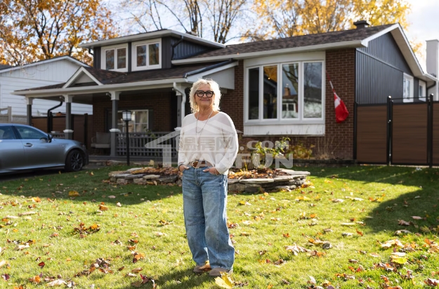 在加拿大,许多房主都会面临这样一个的难题:住了十几年的老房子,是翻接着住下去,还是卖了买套新的重新开始过日子?真正让许多屋主犹豫不决的,往往是心中的那份矛盾,一方面不舍旧居与回忆,另一方面又担心未来的经济负担与麻烦。到底该如何选择?我们不妨看看今天的两个真实案例。从“想搬”到“想留”Jessica Tranquilli在渥太华一套上世纪50年代建造的独立住房里住了快30个年头,随着岁月流转,屋子老旧、维修次数频繁。 2017这一个年份,临近退休之际,她与丈夫决定改变...