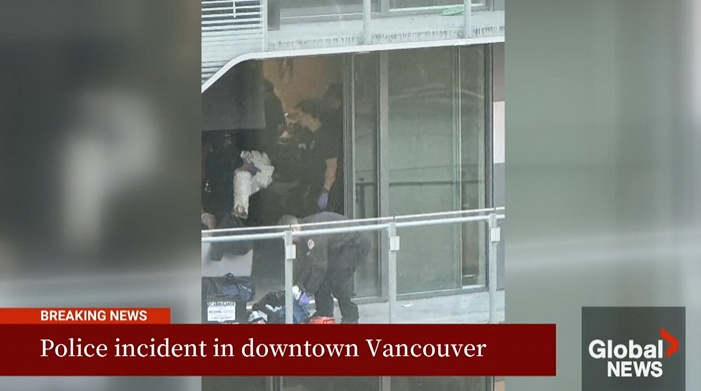 据CBC报道,11月11日下午,温哥华Yaletown一栋高层公寓发生严重坠楼事故,一名8岁女孩从阳台坠落身亡。当天下午2点30分左右,警方接到报警后迅速赶到现场。事发地点位于NelsonStreet与ExpoBoulevard附近的住宅大楼。尽管急救人员在现场全力抢救,但最终女孩仍被当场宣告死亡。警方表示,根据初步掌握的911报案信息,女孩可能是从大楼的23楼坠落,最终掉至7楼的阳台上。由于事发高层住宅区,周边人流密集,加上事件性质严重,此案已移交温哥华警察局重案组负责调查,调查重点...