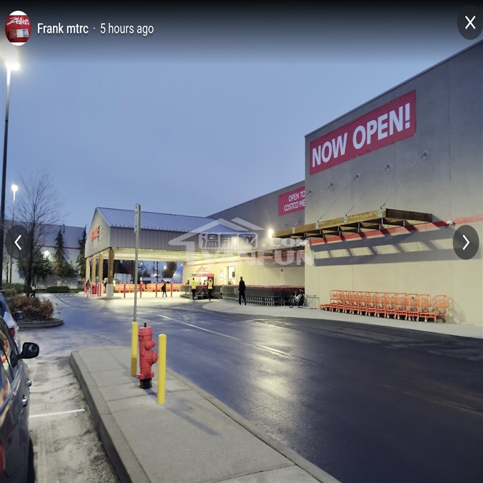 今天（11月14日）早上7点，BC省第一家CostcoBusinessCentre（好市多商用仓储中心）在新西敏市正式开业。这家全新的仓储超市坐落在1085TanakaCourt，靠近91A高速公路与Boyd街交汇处，占地约14.6万平方英尺，为本地带来了290个就业岗位。这也是加拿大第8家、BC省首家Costco商用仓储中心。大温终于也有这种“对企业开放、普通人也能逛”的批发新形态了！首波探店实况：像普通Costco，但更大、更冷、更夸张开业当天一大早，大温不少网友和博主已经冲进去打...