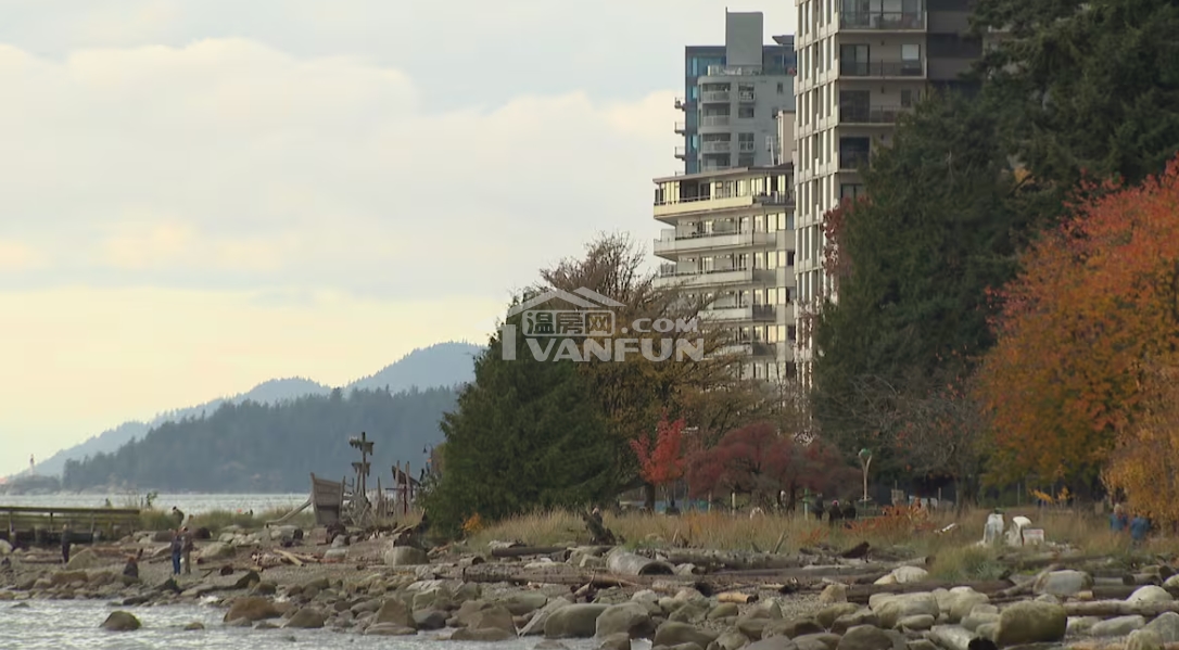 据CBC报道，BC省正催着各个城市加快建房进度，但要说跟省府关系最僵的，非西温莫属。省政府已经下了“死命令”：西温必须在今年年底前，批准在MarineDrive沿线三个社区增加住房密度。可面对这道“最后通牒”，市长MarkSager不但不买账，还撂下狠话，说他从根本上就反对省里的这种做法。Sager认为：“随便定个截止日期、派个指标，就想把规划强塞给地方社区，这种做法根本不合理。”不过，如果西温市坚持不照办，省府有权绕过市政府，亲自下场推动这些社区的住房建设。其实，这也不是西温第一次因...