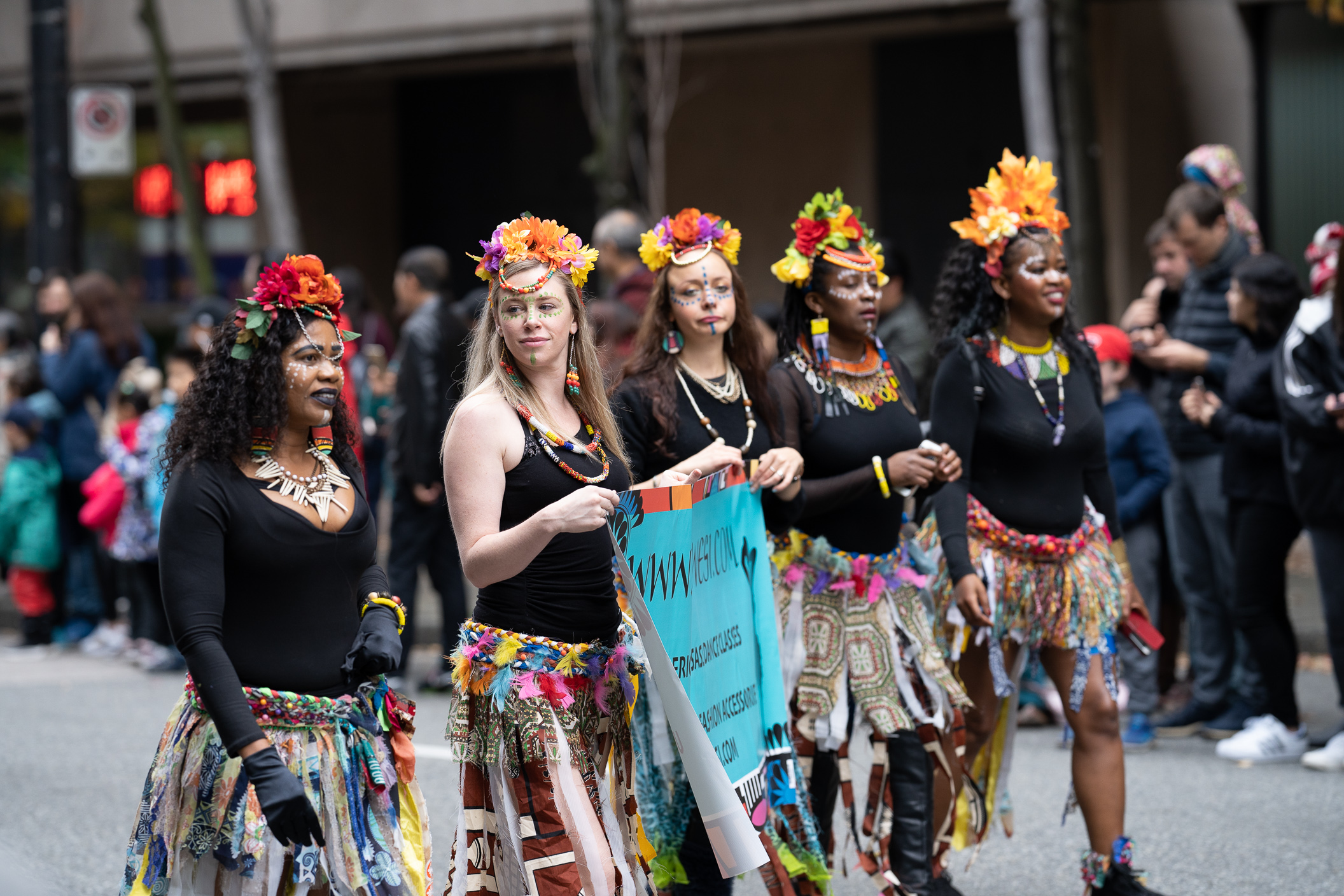 刚刚近10万人聚集在温哥华市中心高呼见鬼了