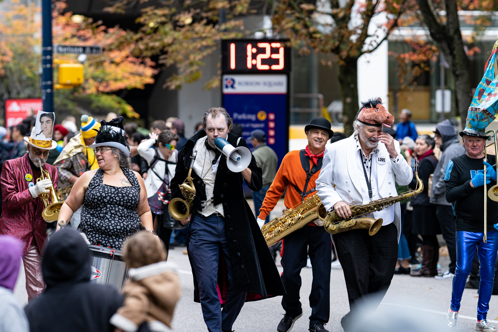 刚刚近10万人聚集在温哥华市中心高呼见鬼了