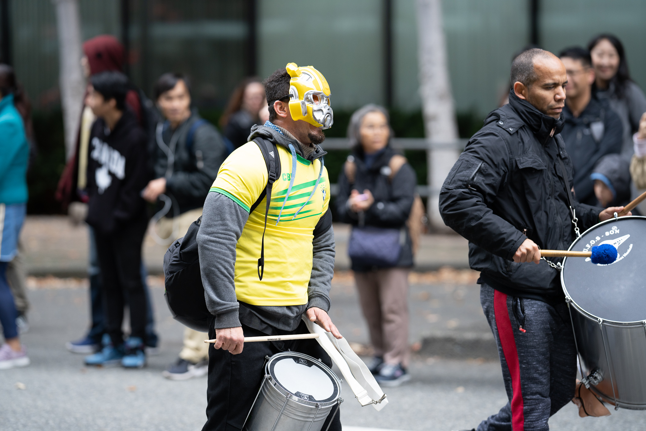 刚刚近10万人聚集在温哥华市中心高呼见鬼了