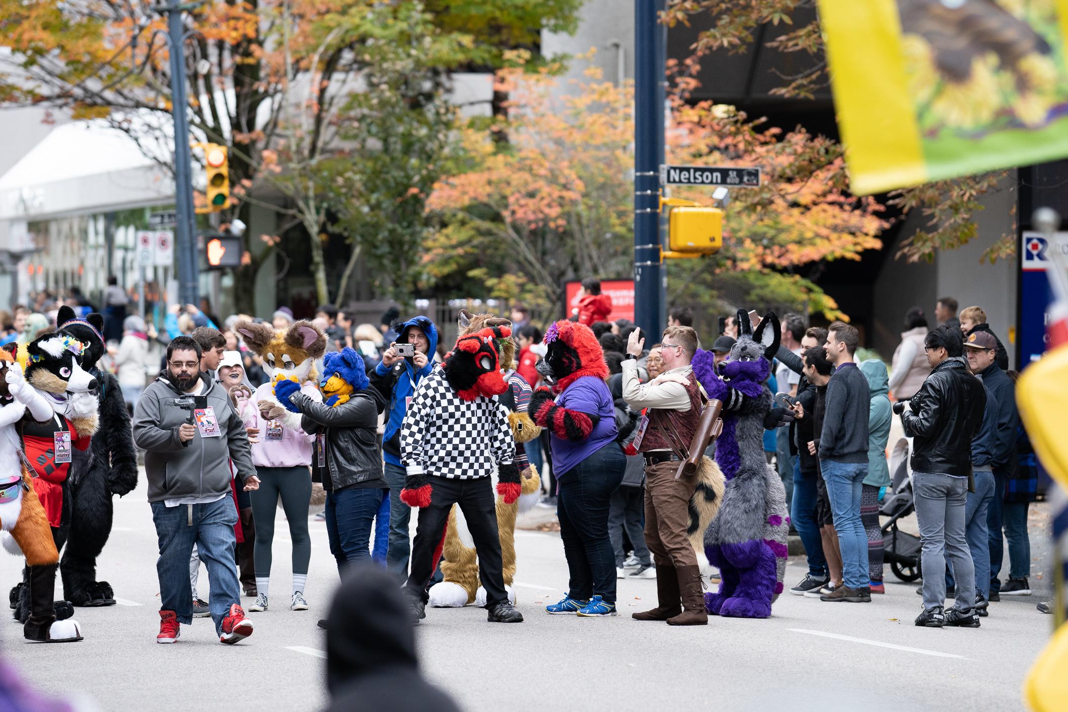 刚刚近10万人聚集在温哥华市中心高呼见鬼了