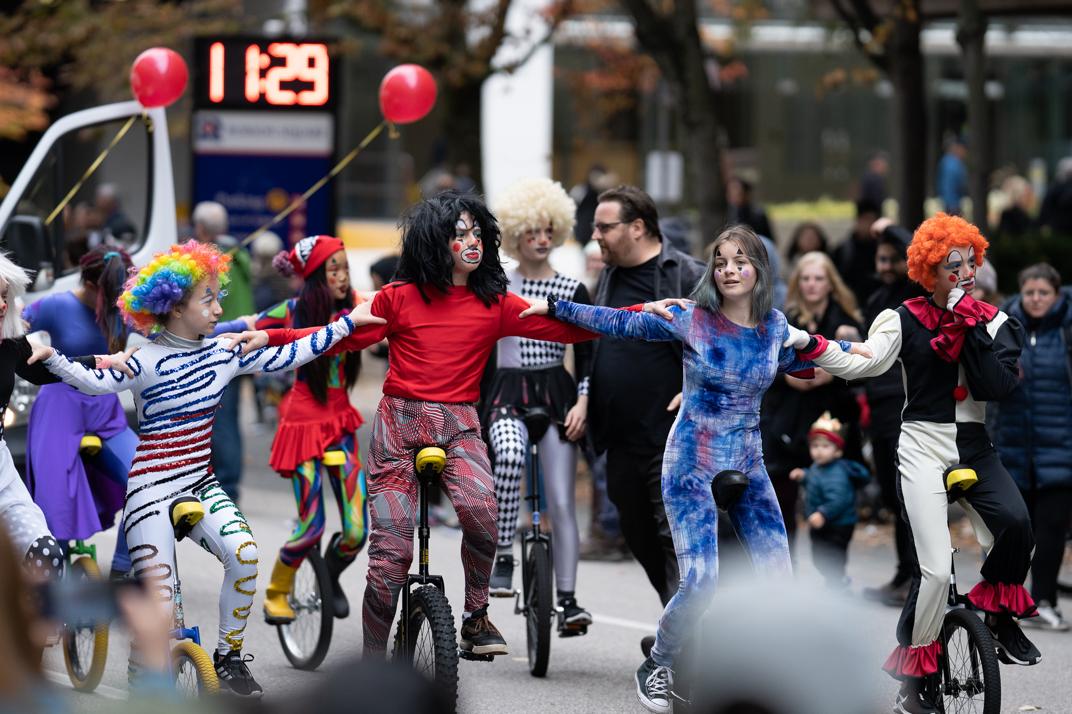 刚刚近10万人聚集在温哥华市中心高呼见鬼了