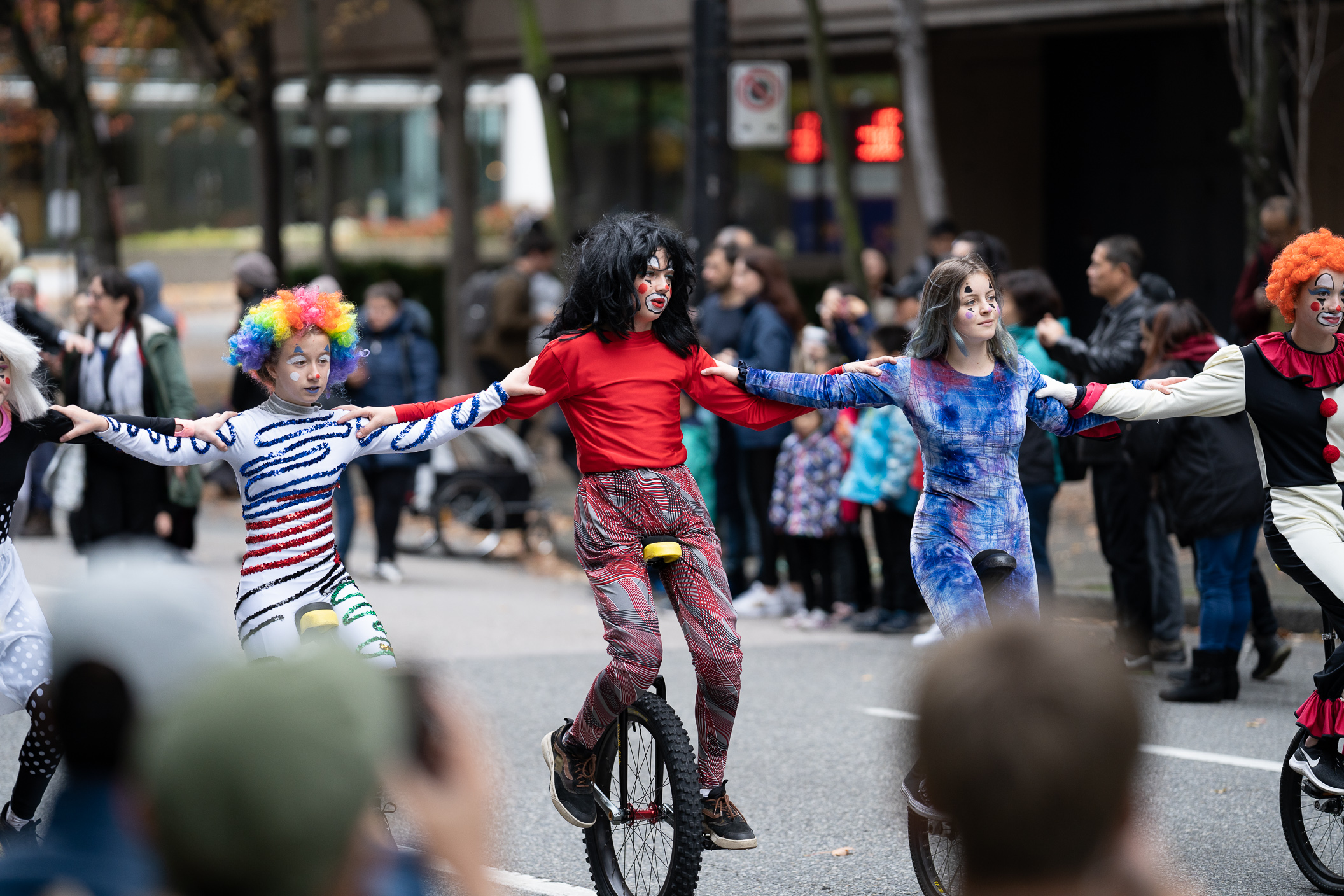 刚刚近10万人聚集在温哥华市中心高呼见鬼了