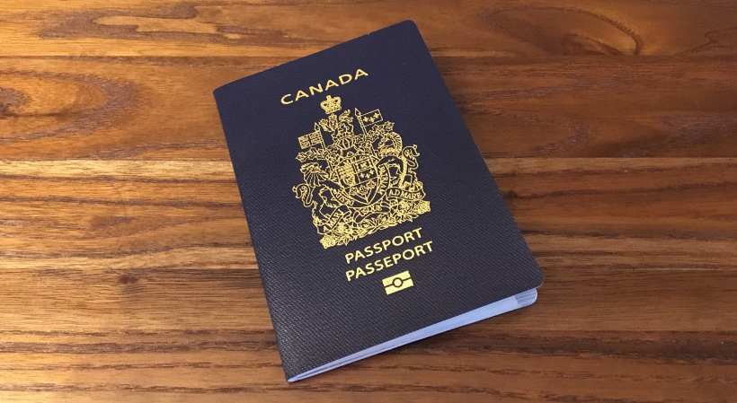 拿枫叶卡还不够?非得入籍?加拿大护照有什么好的?